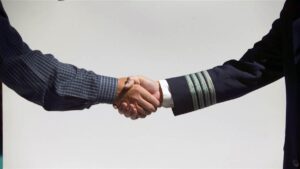 pilot shaking hands with veteran